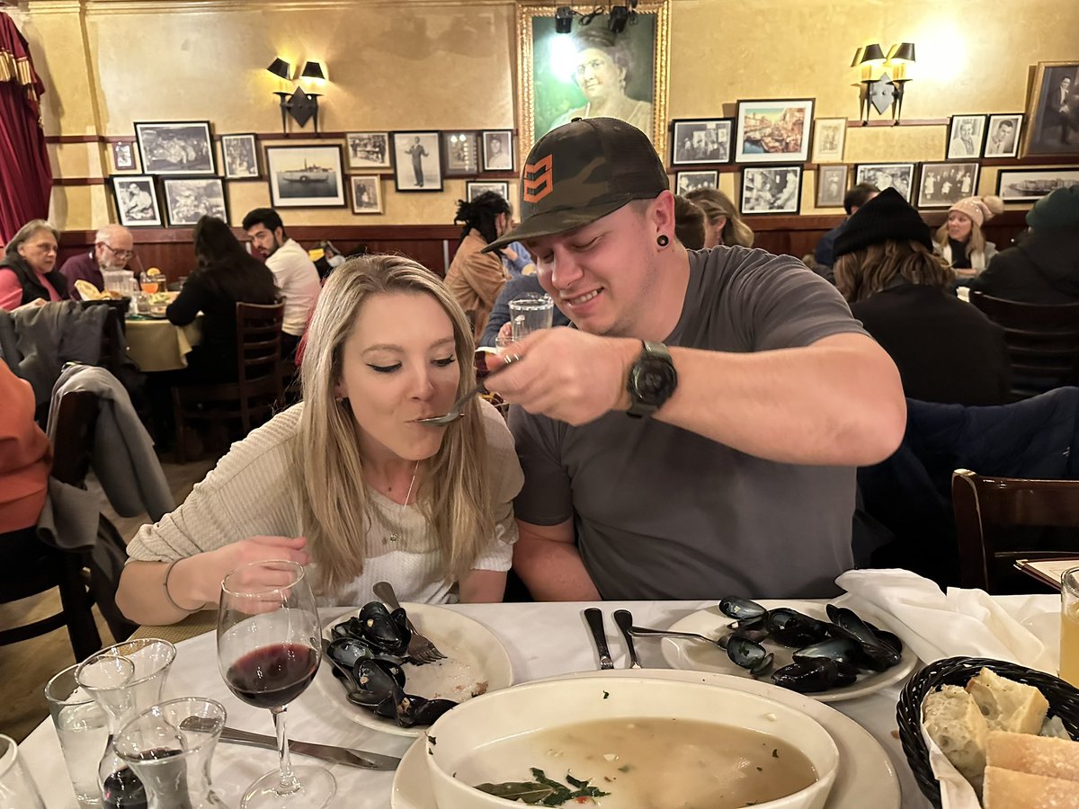 carlee_swanson's tweet photo. Get you a man who feeds you the last mussel without even asking 💕 https://t.co/sUZajp28YT