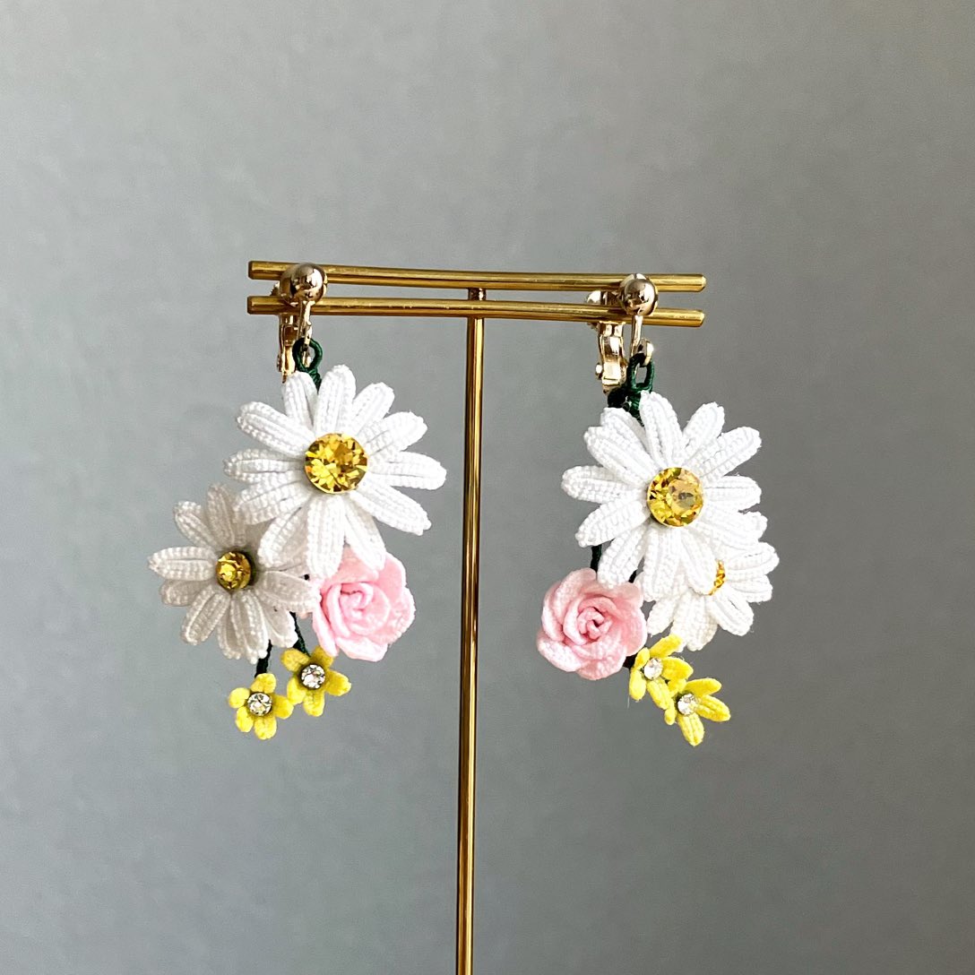 casa_mayu's tweet photo. タティングレース技法を使って、花のアクセサリーを作っています！✨

🌱通販
→ https://t.co/I22NtsNIOX

🌱常設委託
→東京 @Lupopo_cafe 

🔆Lupopoさん企画
「イヤリングだけのスペシャルギフト展2」1部2022/12/8-12に参加！

🔆個展
「桜咲く  2」2023/1/26-30

お楽しみに☺️✨ https://t.co/MXKUPVRKlc