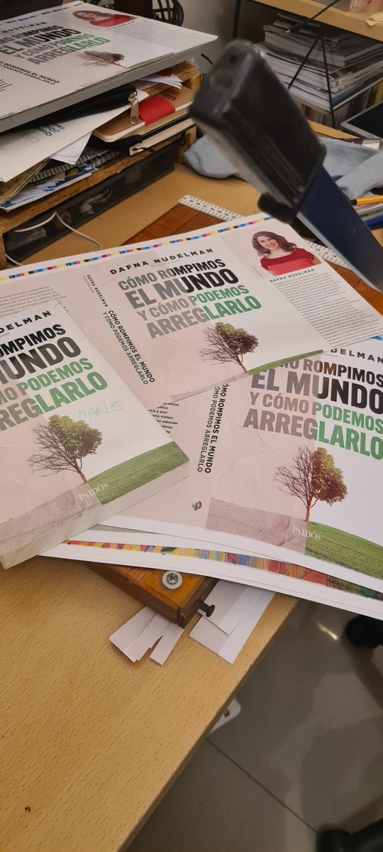 lalocadeltaper's tweet photo. Preparando los extras que van con el libro dedicado, la funda y el señalador origami los hago reutilizando los pliegos fallados de la imprenta, y va además con dos stikers #taperfecto

Si alguien quiere mi libro firmado y embalado por la autora 🤗 https://t.co/jdHjXh10Jp https://t.co/khSr6Y4vdY