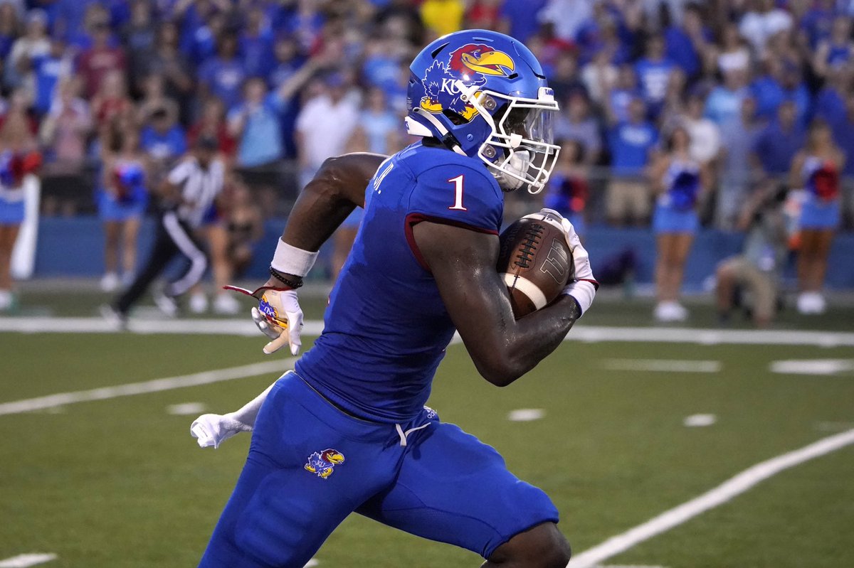 I am extremely blessed to say that I have received my 19th offer from the University of Kansas Thank you for the opportunity <a href="/CoachSimps/">Chris Simpson</a> #RockChalk🔴🔵 <a href="/CoachOmli/">Tate Omli</a>