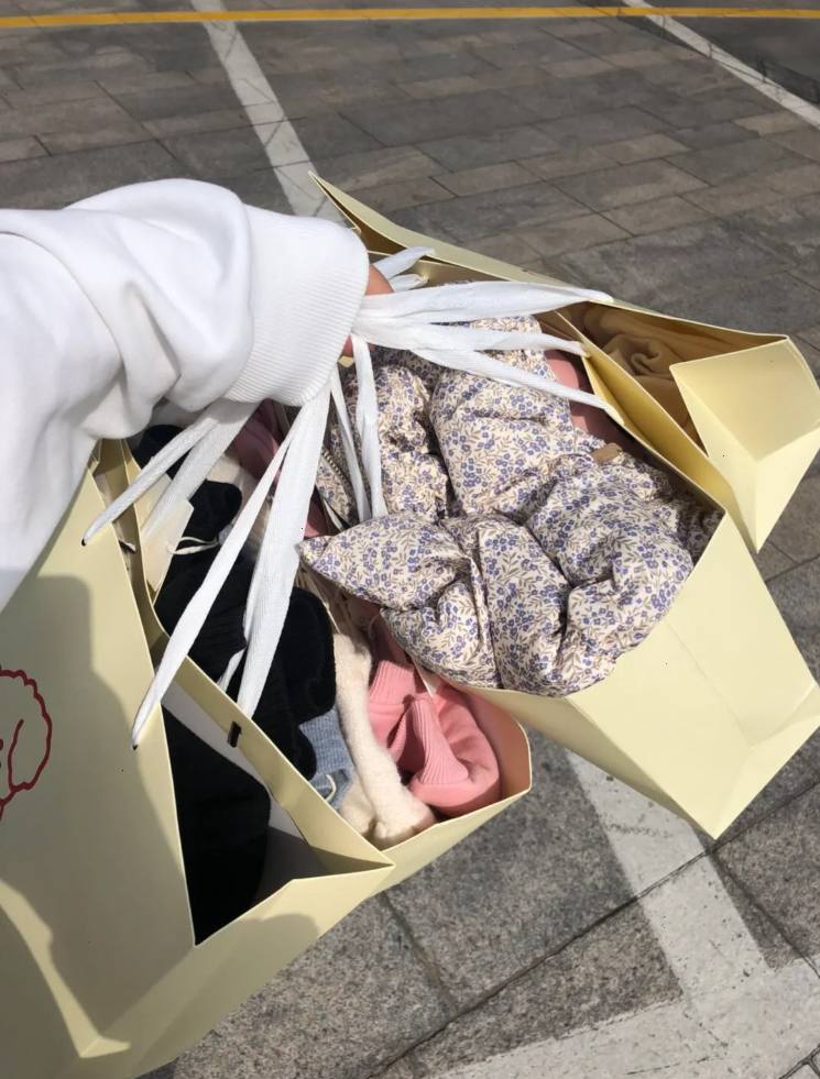 I love to go shopping and buy beautiful clothes that I want. The dresses I just bought are my favorites.🥰❤️