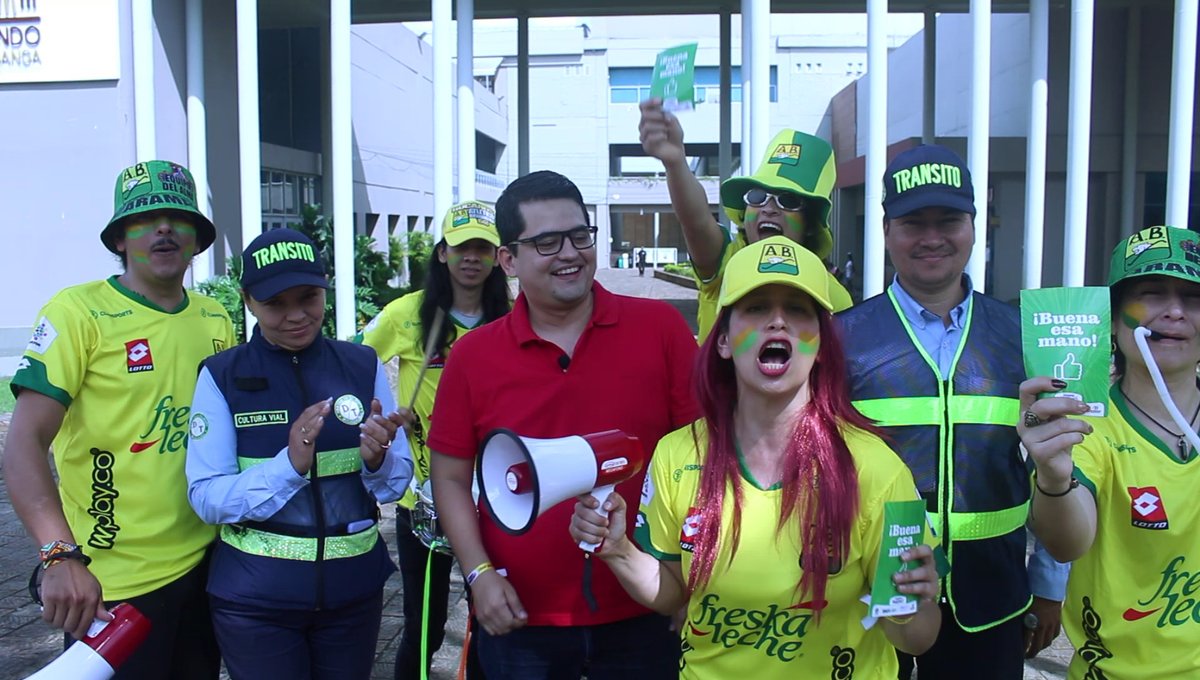 CElcartel's tweet photo. #EnNeomundo estuvo la familia más querida de Bucaramanga felicitando a los buenos ciudadanos y llamando la atención de los infractores.

Campaña de Cultura Ciudadana #QuePasoMano #BuenaEsaMano - Estrategia #BucaramangaEsLoNuestro #oigarespete del @IMCTBGA y @AlcaldiaBGA https://t.co/VQhnQdlISb