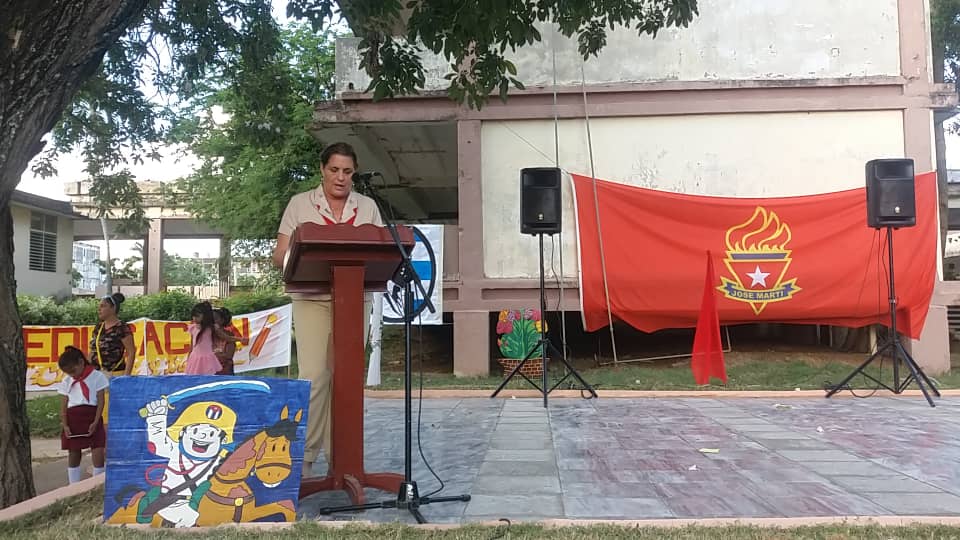 A las aulas a encontrase con el conocimiento. Se reconoce a docentes y personal de apoyo destacado. Se despide a directora que dedicó muchos años a la formación de las nuevas generaciones. 
#IsladelaJuventud 
#UnidadYContinuidad 
#CubaEduca 
#CubaEsAmor 
#CubaViveyVence
