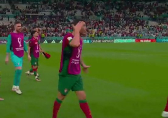 abu_heba9777's tweet image. 😅 😅 🤣 🤣 😂 😂 😅 😅 🤣 🤣 ههههههههههههههههههههههههههههههههههههه
Cristiano wants to steal the effort of his teammates... He didn't touch the ball, and despite that, he asked for the goal, not for his teammate!!!