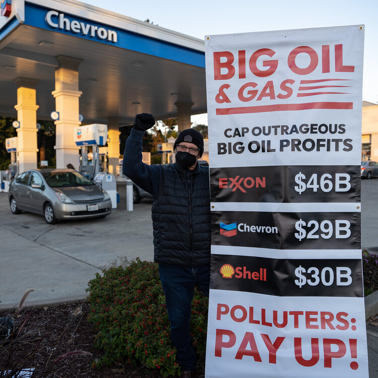 Action today in #Oakland: 
Big Oil's dirty money is
🛢️ buying ballot initiatives
🛢️ killing  bills that protect communities from #FossilFuels pollution
@LastChance_CA @CAGovernor @GavinNewsom @SenToniAtkins @Rendon63rd @Chevron