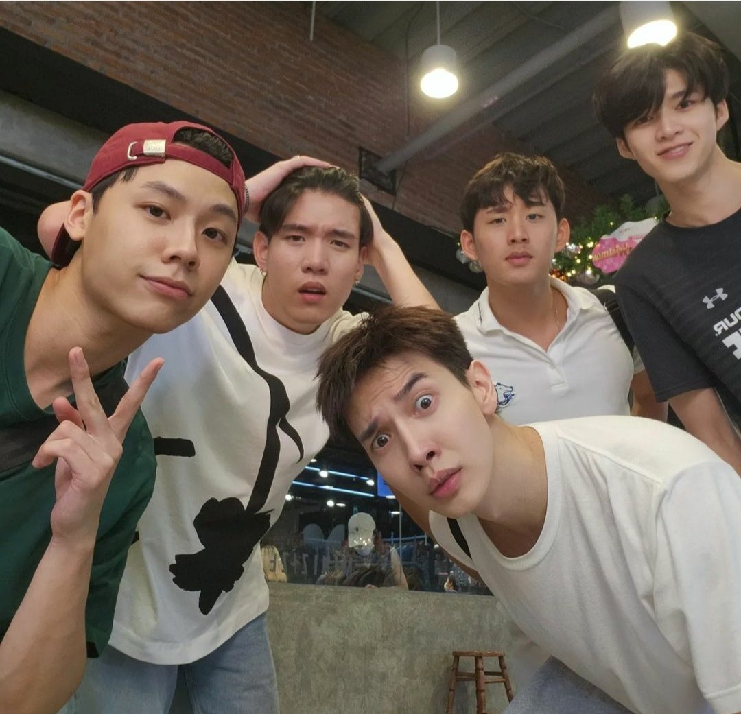 hattakesyy's tweet photo. yg orang lain liat vs yg gue liat : 😭😭
((kangen banget sama #meenest )) https://t.co/EuRMvGf7C9
