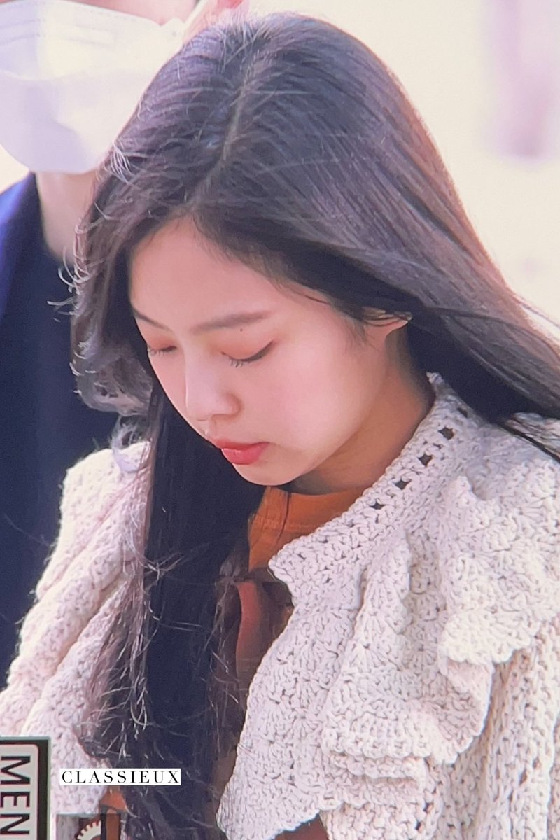 CLASSIEUXforJEN's tweet photo. 221129 ICN 🥹🫶
#BLACKPINK #JENNIE #블랙핑크 #제니 https://t.co/bA5wE1Yg7g