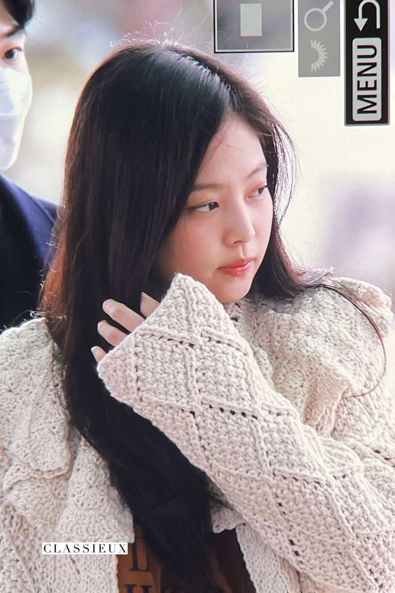 CLASSIEUXforJEN's tweet photo. 221129 ICN 🥹🫶
#BLACKPINK #JENNIE #블랙핑크 #제니 https://t.co/bA5wE1Yg7g