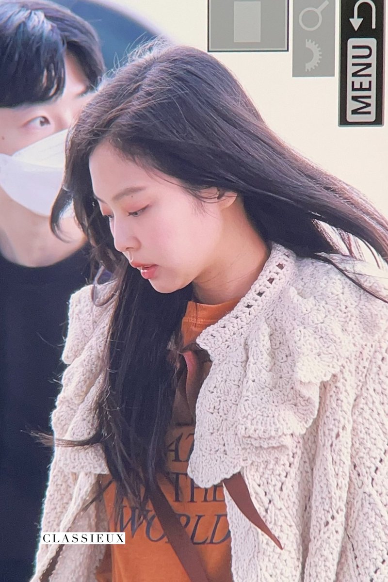 CLASSIEUXforJEN's tweet photo. 221129 ICN 🥹🫶
#BLACKPINK #JENNIE #블랙핑크 #제니 https://t.co/bA5wE1Yg7g