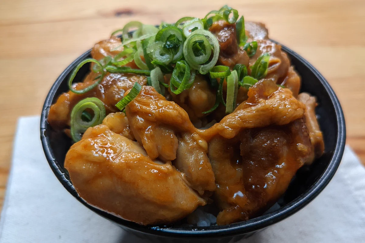 コチュジャンの辛味が最高！簡単「旨辛チーズバター丼」。