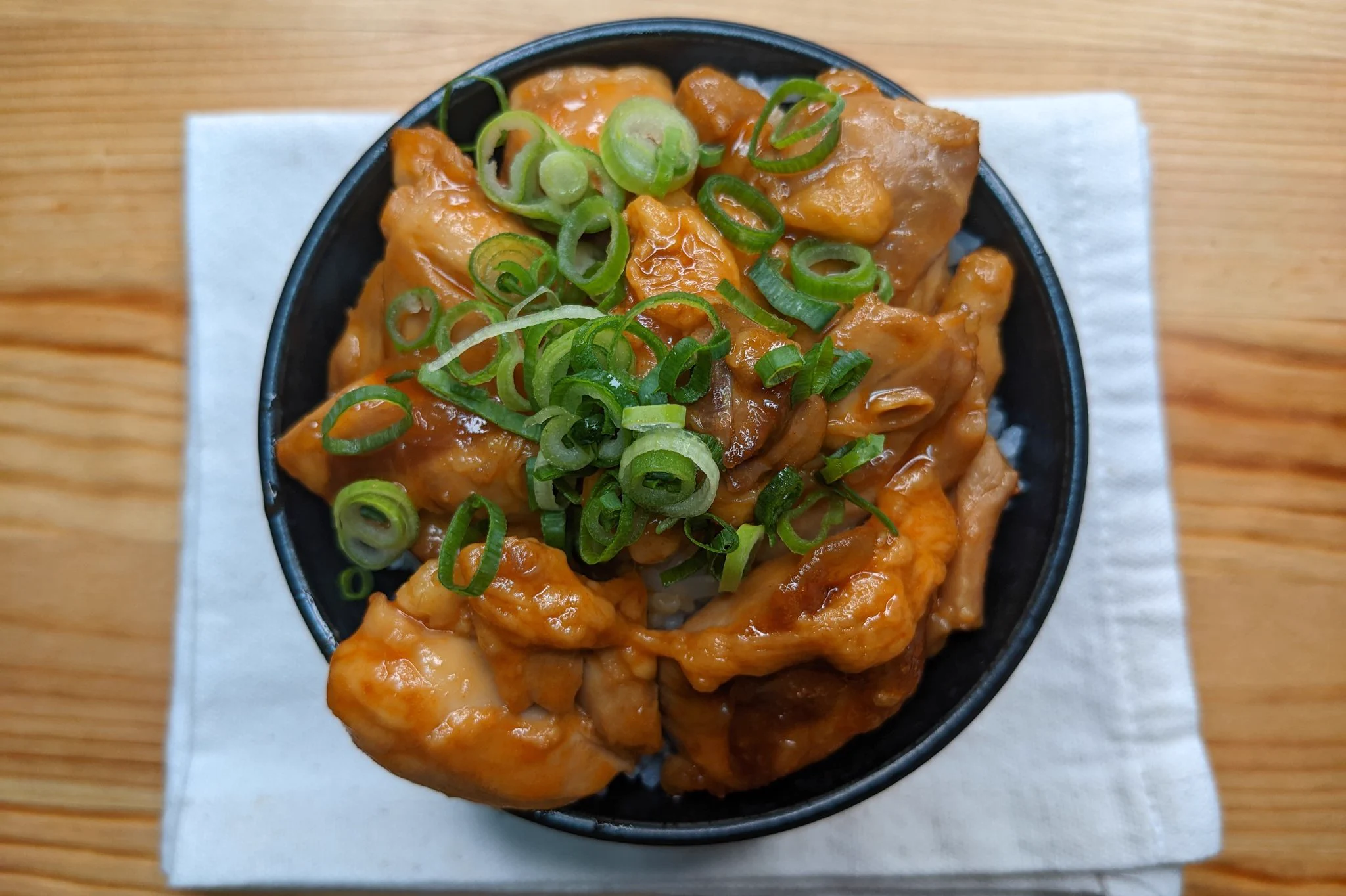 コチュジャンの辛味が最高！簡単「旨辛チーズバター丼」。