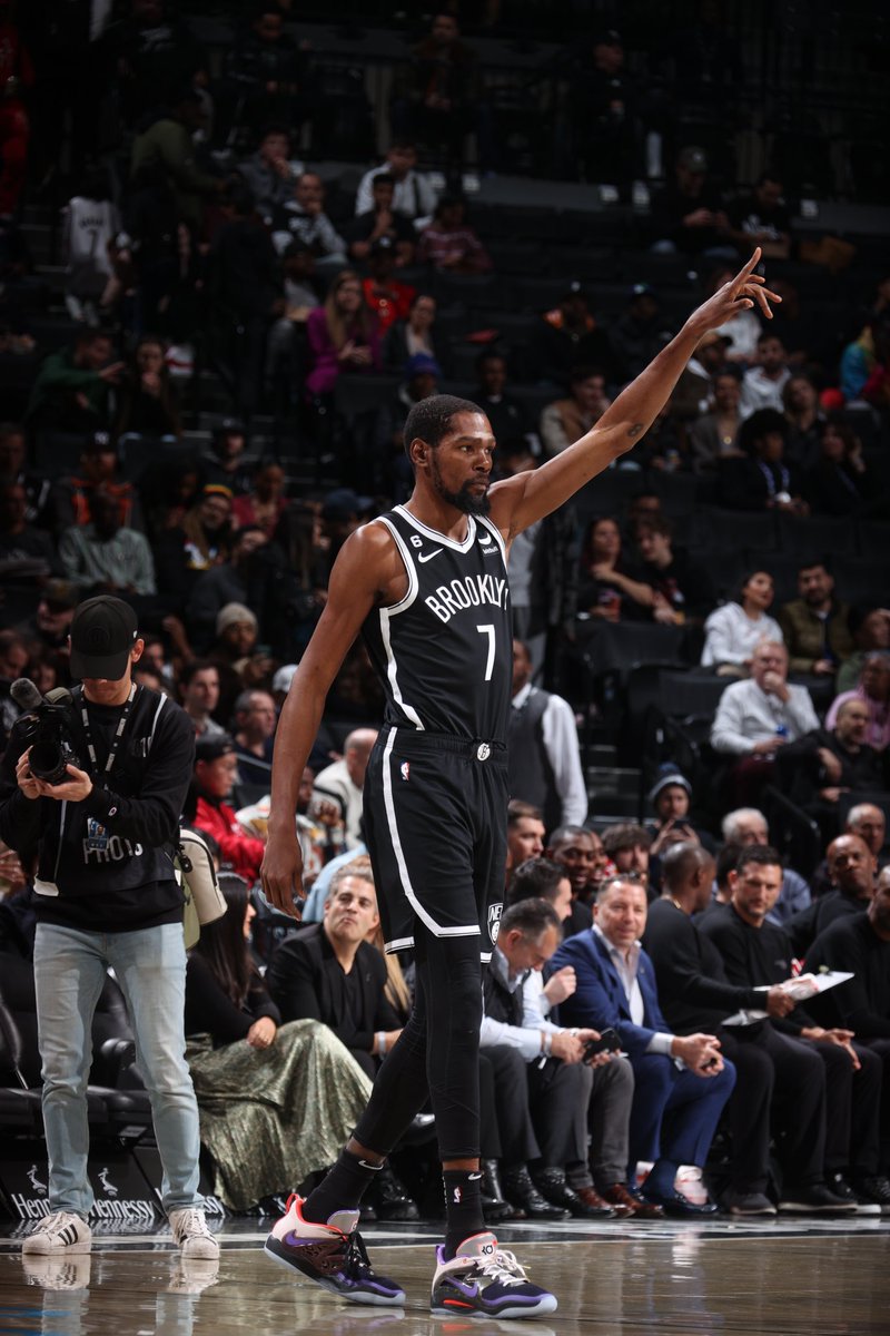 KD MASTERCLASS 🗣️

45 PTS 
19/24 FG 
3/5 3PM 
7 REB 
5 AST 
2 STL 
2 BLK 

ONLY MISSED FIVE SHOTS 🤯