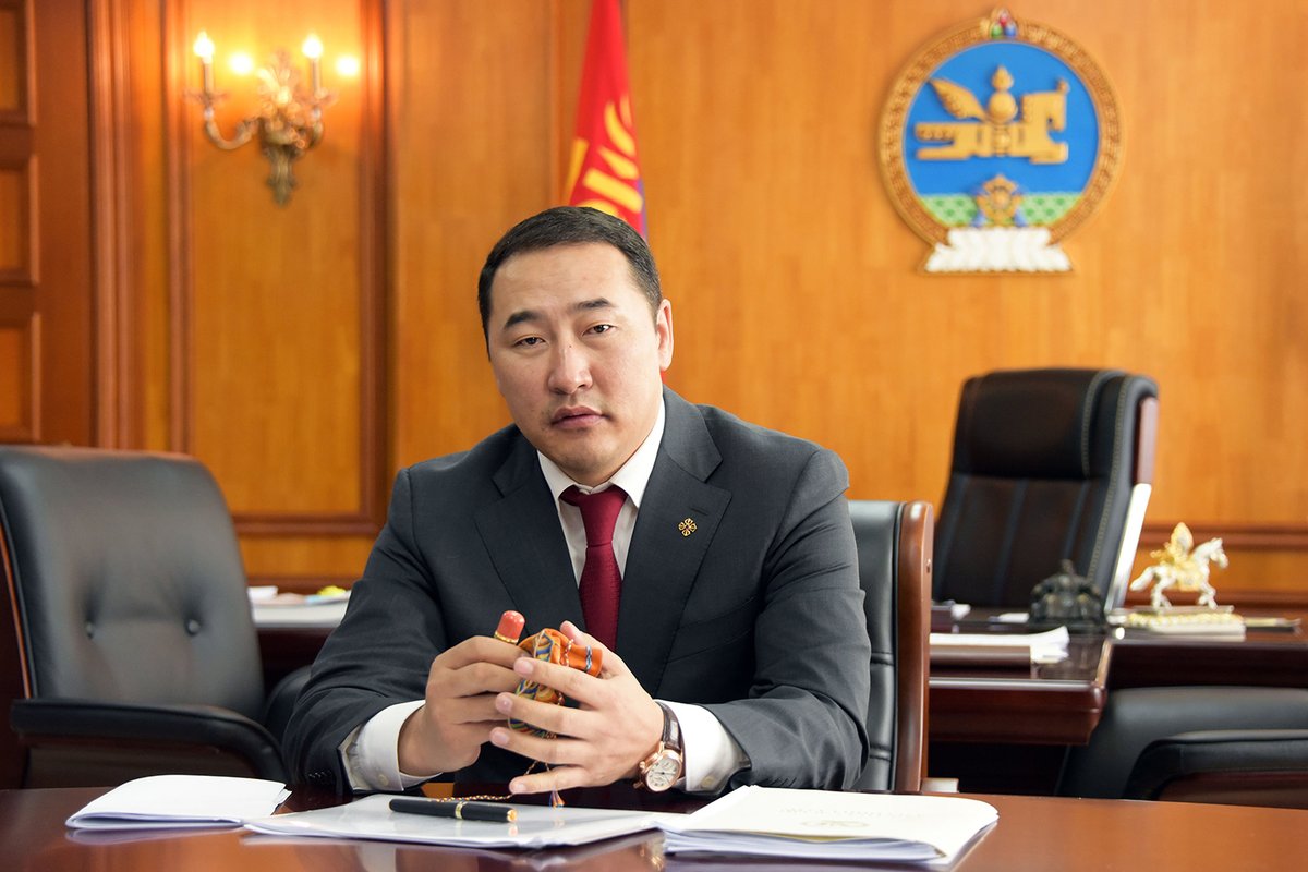 Ш...гаад бай!!
Нүүрсний хулга гэсэн чинь Бат-Эрдэнэд бүхнийг дохцон нааж байна.
Монгол улсын Ерөнхийлөгч хүн Ж.Мөнхбатыг нүүрсний хулнайч гэж байхыг Монгол даряараа сонссон шүү!!!
МАН нүүрсний мафиа дотроосоо л хайгаарай!!!