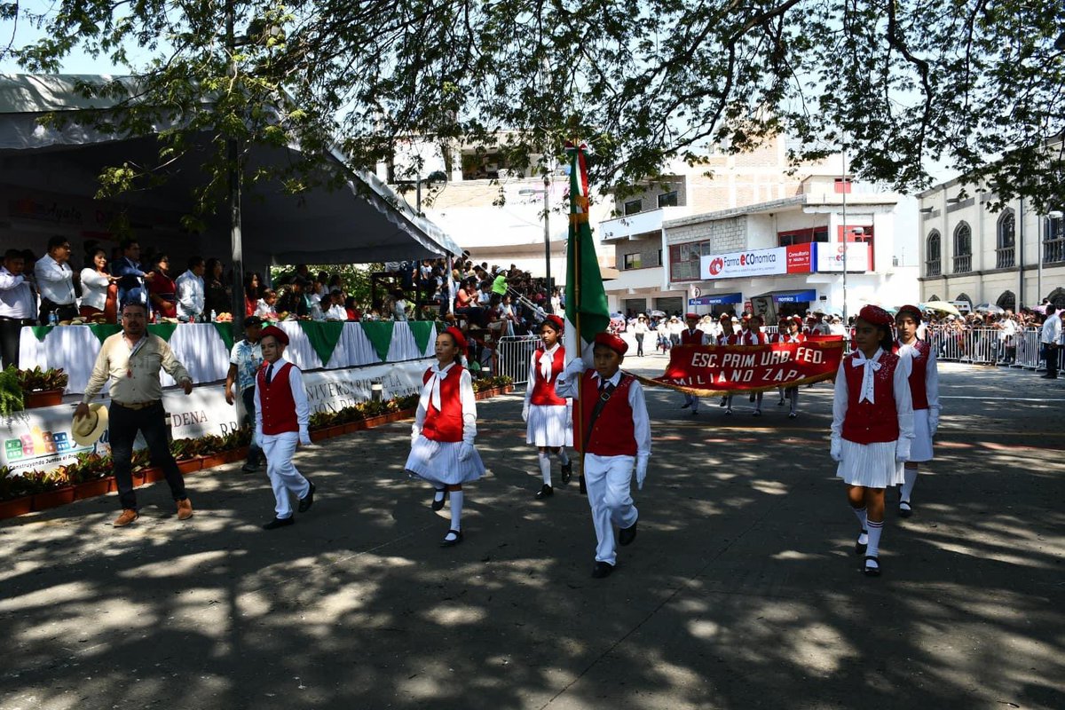 Estoy muy agradecido con cada uno de los contingentes que participaron en el Desfile Cívico Militar por la promulgación del Plan de Ayala.

Sin duda, superamos todas las expectativas con la edición de este año, gracias por hacer de este evento un éxito.