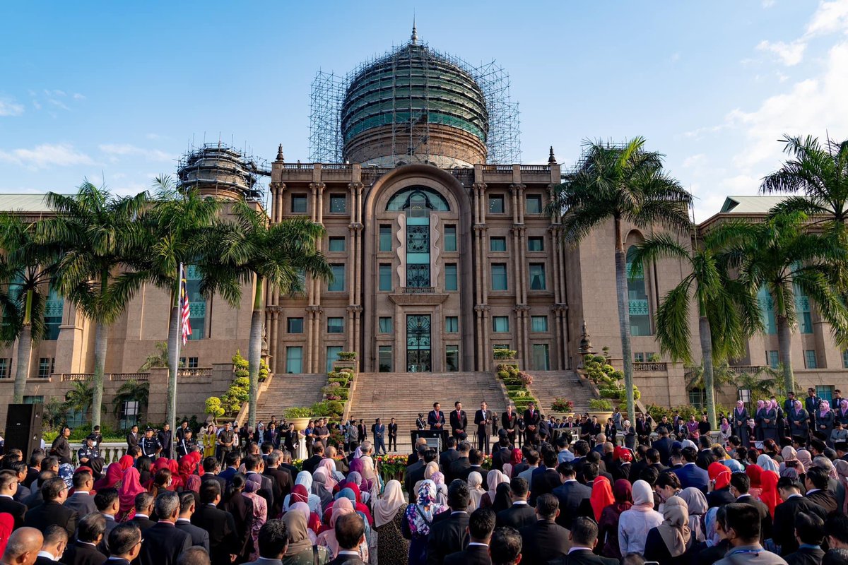 MKNJPM's tweet photo. Hari ini KP MKN bersama-sama seluruh kepimpinan dan pegawai-pegawai Majlis Keselamatan Negara, Jabatan Perdana Menteri (MKN,JPM) menghadiri Perhimpunan Bulanan YAB Perdana Menteri di Bangunan Perdana Putra, Putrajaya. https://t.co/FYSqFMLthG