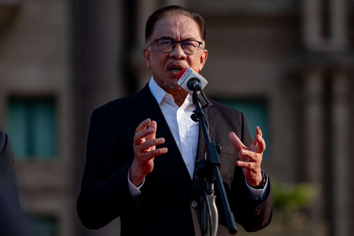MKNJPM's tweet photo. Hari ini KP MKN bersama-sama seluruh kepimpinan dan pegawai-pegawai Majlis Keselamatan Negara, Jabatan Perdana Menteri (MKN,JPM) menghadiri Perhimpunan Bulanan YAB Perdana Menteri di Bangunan Perdana Putra, Putrajaya. https://t.co/FYSqFMLthG