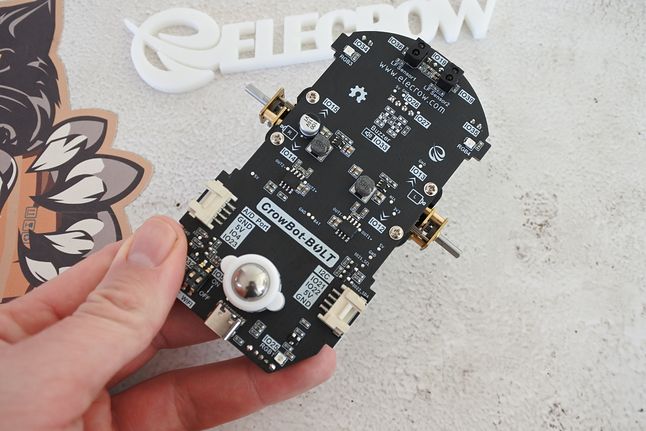 Elecrow1's tweet photo. 👋#CrowBotBolt is not only a remote control car with cat ears but also a mature #programming platform equipped with #ESP32 chip.🤩
What a cool pet as #XMAS2022 gift that teaches your kids #coding!👇
https://t.co/X06HvBqGGf https://t.co/QiliVSXav0