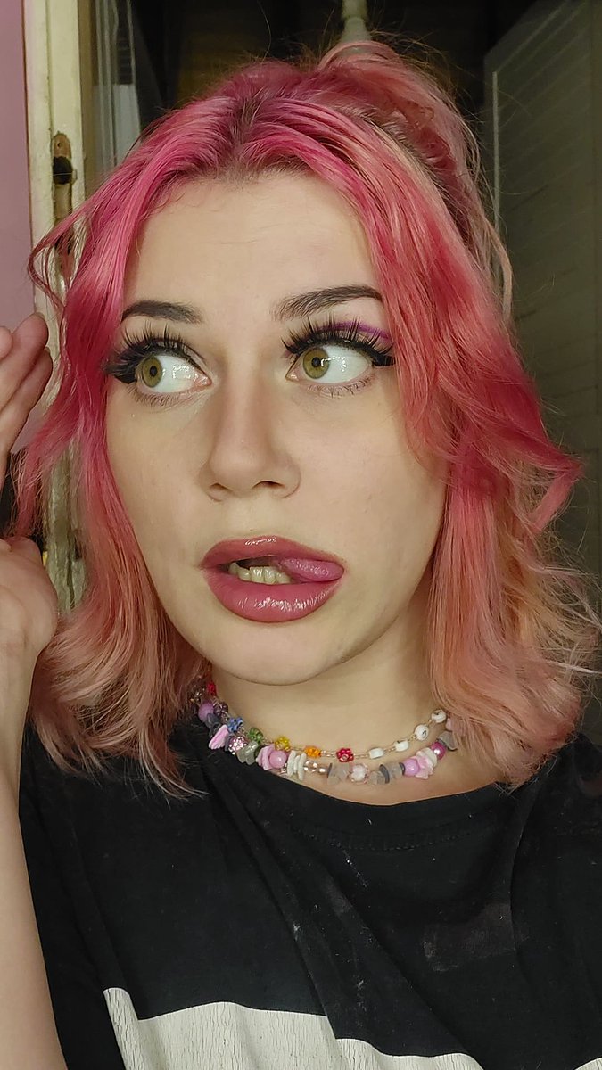 xaldonka's tweet photo. idk if I need pink hair again... https://t.co/60Hv8dgYVn