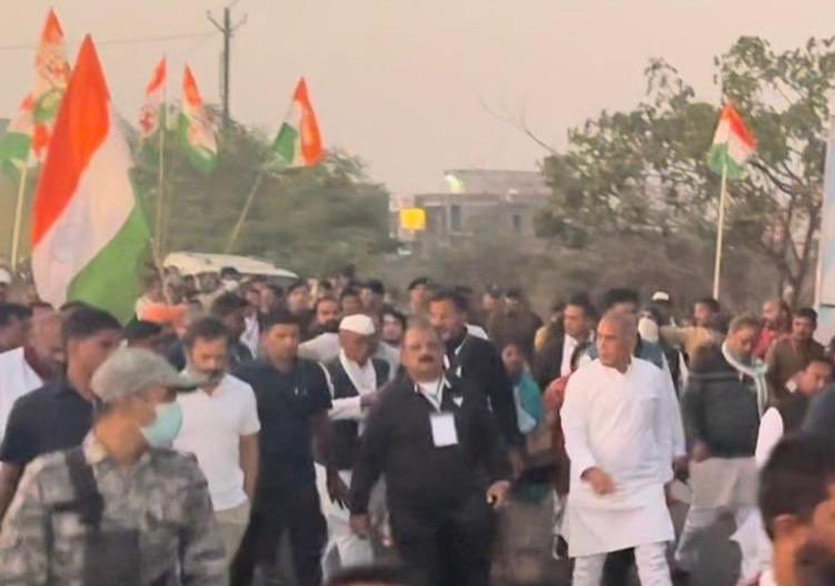 MithileshJMM's tweet photo. आज इंदौर में आदरणीय @RahulGandhi जी के साथ भारत जोड़ो यात्रा में शामिल होकर माननीय मुख्यमंत्री @HemantSorenJMM जी का संदेश दिया।

हमारा देश अखंड है।विभाजनकारी शक्तियों के मंसूबे कभी पूरे नहीं होंगे।उन्हें मुँह की खानी ही पड़ेगी…आज नहीं तो कल।
@JmmJharkhand @INCJharkhand https://t.co/ZQR9lNE9o9