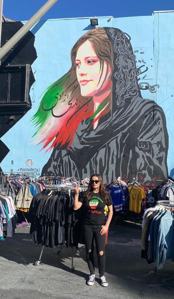 #MahsaAmini Mural on Melrose Ave in Los Angeles by Cloe Hakakian.

We, Iranians in the diaspora,will continue to amplify the voices of our friends, family, all brothers &amp; sisters in Iran in their fight for freedom against a brutal regime. We will ensure the 🌎 is watching.
💚🕊❤️