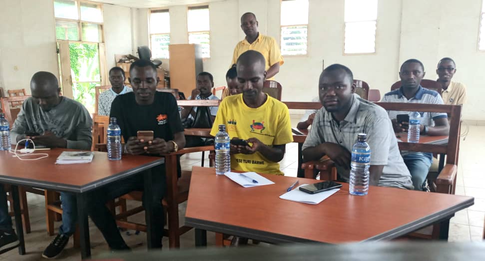 JMVorBolingo's tweet photo. Dans les enceintes de la @RTNBurundi la formation sur l'exploitation des réseaux sociaux aux dix nouvelles recrues bat son plein! Le formateur @dieudonnenkuru2 insiste sur  les techniques et la discipline nécessaires pour un bon usage des réseaux sociaux. https://t.co/mCwewsUARv