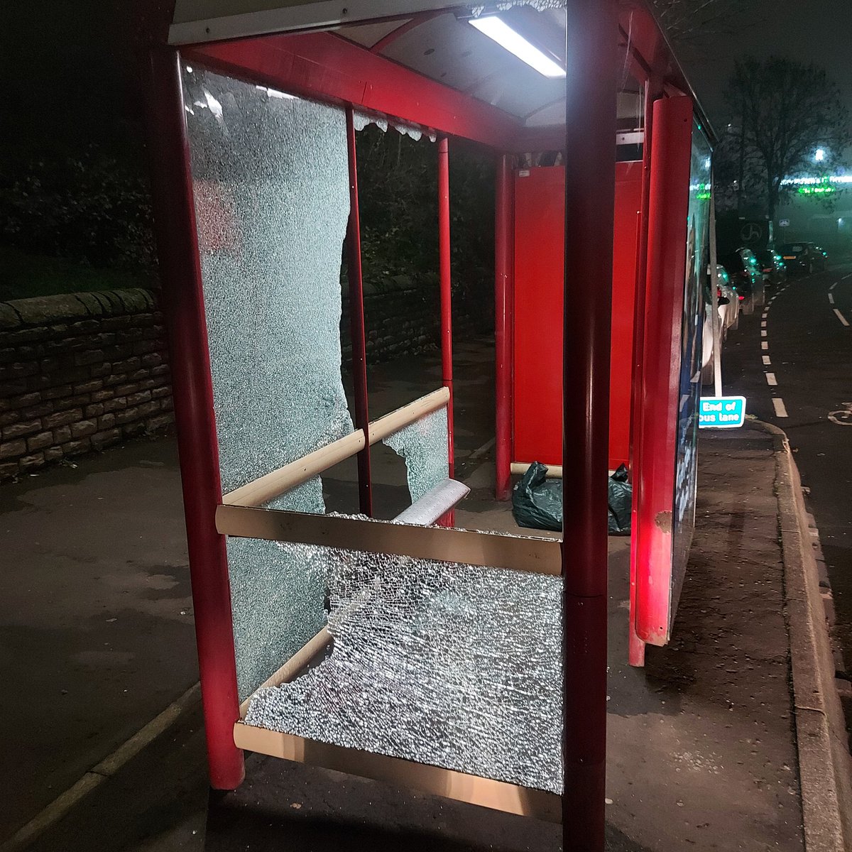 70wardy's tweet photo. @MetroTravelNews 45015013 Swan  Traffic lights Liversedge photo taken last night https://t.co/8wNi8scmU8
