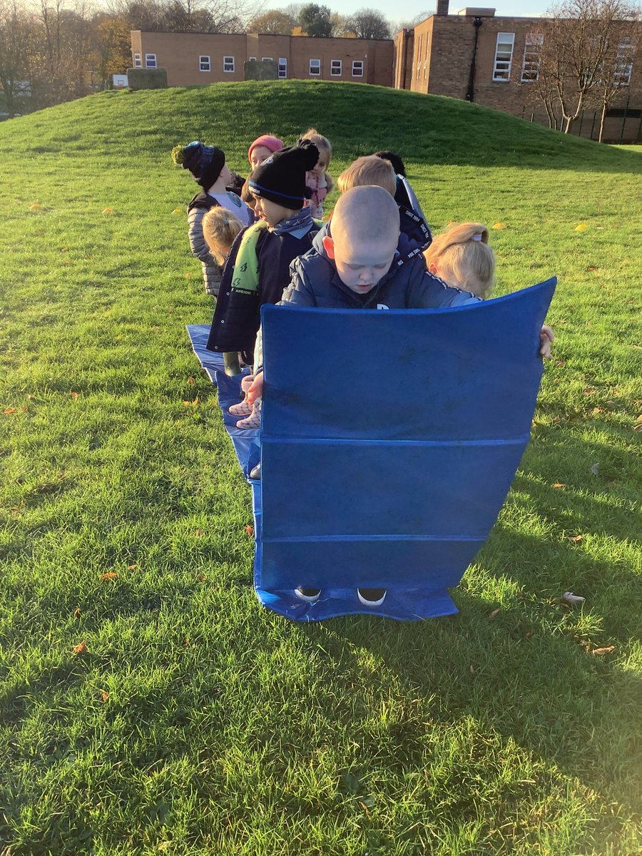 MeynellSchool's tweet photo. Year 2 children have been taking part in outdoor learning activities this week. They have been collecting and sorting leaves, working together to solve a problem and bravely completing a rope course! #ForestSchool #Outdoorlearning #TeamMeynell #Meynell #teamwork https://t.co/xc6OVkjQBQ
