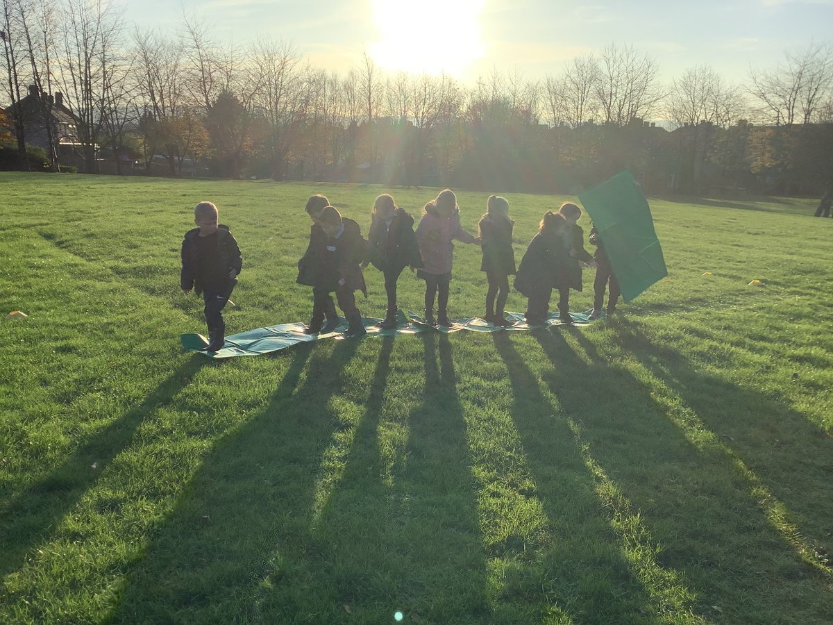 MeynellSchool's tweet photo. Year 2 children have been taking part in outdoor learning activities this week. They have been collecting and sorting leaves, working together to solve a problem and bravely completing a rope course! #ForestSchool #Outdoorlearning #TeamMeynell #Meynell #teamwork https://t.co/xc6OVkjQBQ
