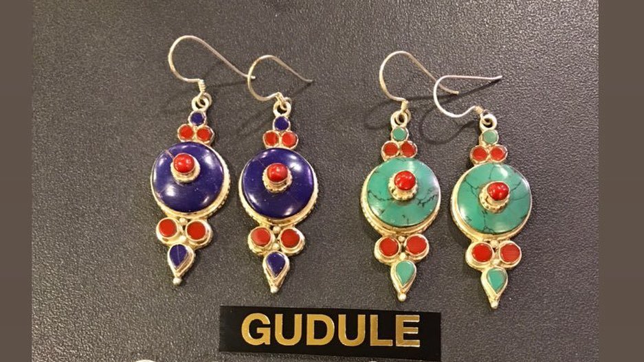 GuduleRouen's tweet photo. Ce mardi 29 novembre votre boutique #gudule de #rouen est ouverte de 9h à 13h et de 14h à 19h.
#bouclesdoreilles #nepalaises en #pierresnaturelles #lapislazuli #corail #turquoises montées sur #argentmassif #Gudule_Rouen #gudulerouen https://t.co/JXnWeegTVg