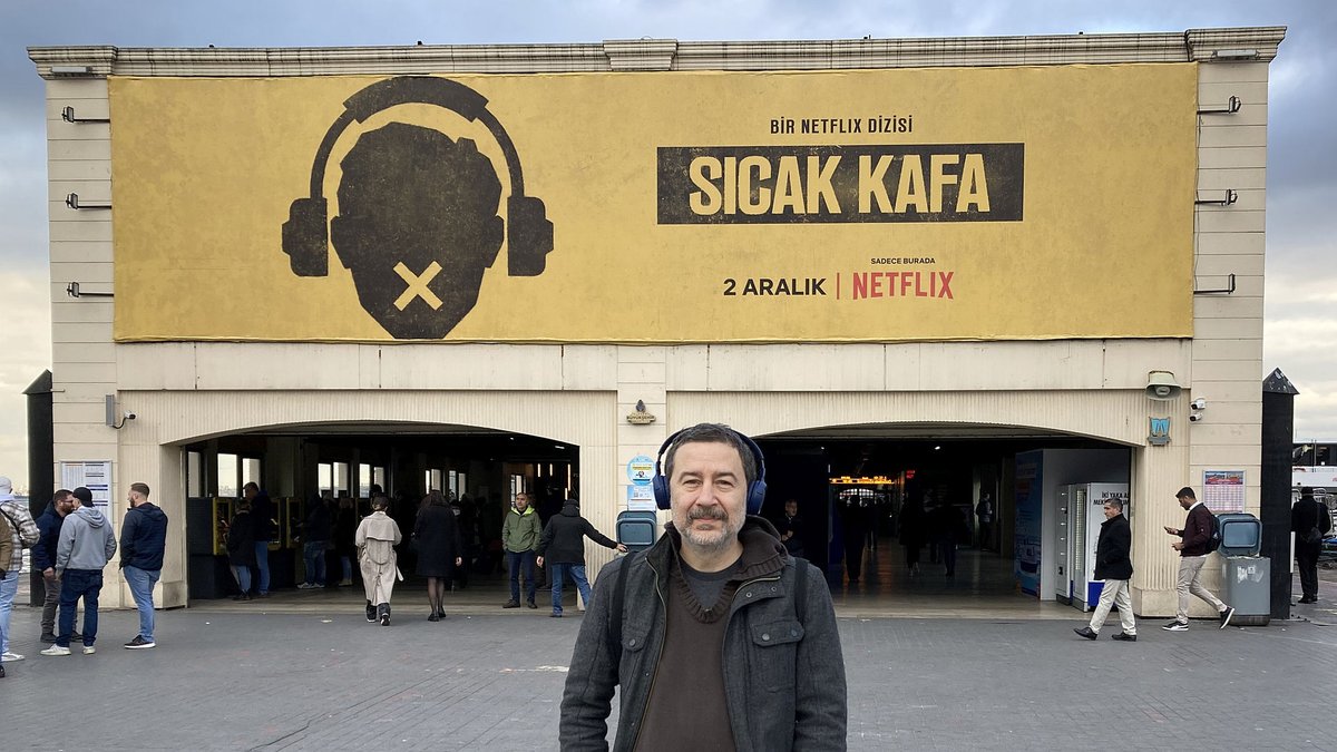 Bundan on yıl kadar önce, aklımda Sıcak Kafa diye bir karakter ve dil yoluyla yayılan abuklama salgını fikri dönüp dururken, günün birinde bütün şehrin #SıcakKafa  afişleriyle donatıldığını göreceğim aklımdan geçer miydi acaba? 
Belki uzak bir köşesinden...