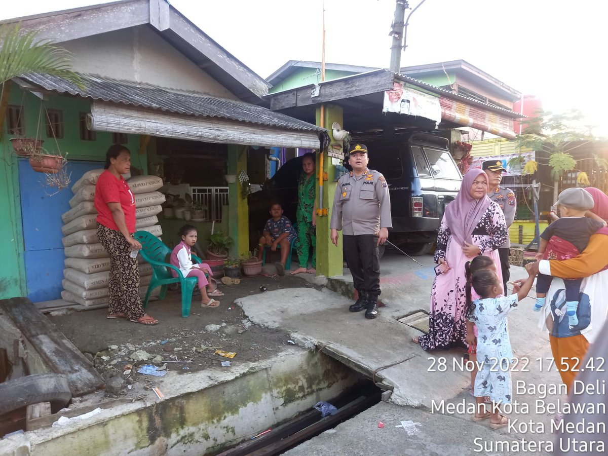 SiMeilan's tweet photo. Kapolres Pelabuhan Belawan AKBP Faisal Rahmat H.S., SIK., SH., MH., menyapa warga di lorong VII Bagan Deli

#polrespelabuhanbelawan
#poldasumutpresisi
#polisihumanis https://t.co/OedbAjW1LY