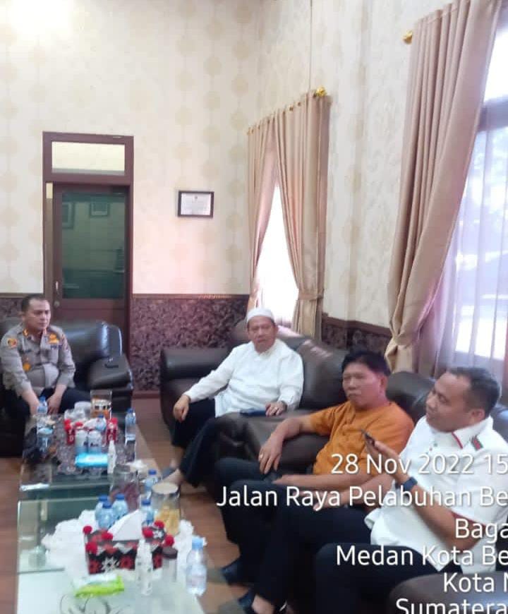 SiMeilan's tweet photo. Kapolres Pelabuhan Belawan bersilaturahmi dengan tokoh agama dan tokoh masyarakat Belawan https://t.co/PIwqItH1C0