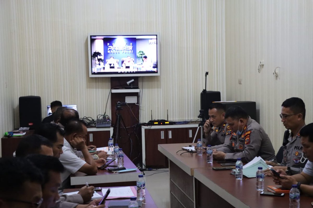 SiMeilan's tweet photo. Kapolres Pelabuhan Belawan bersama para PJU mengikuti Anev program Quick Wins Presisi Polri https://t.co/GZw7LPSULa