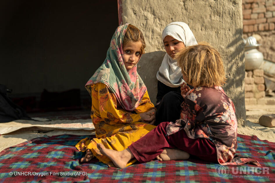 This winter, millions in Afghanistan will have no option but to choose between food and warmth as they struggle to keep themselves and their homes warm.

International support is helping displaced Afghans with warm clothes, blankets, solar panels, gas cylinders + cash assistance.