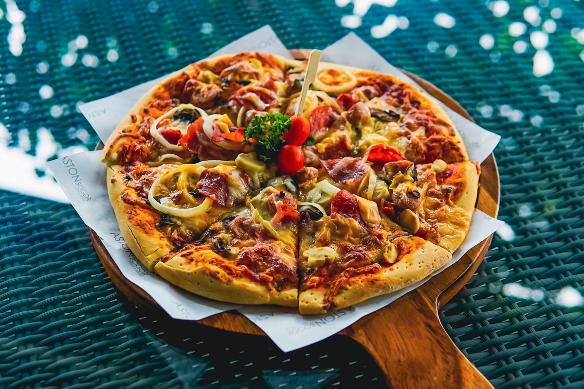 You don't have to go to Italy to enjoy fresh and quality pizzas.

Here's American Meat Lover Pizza of #ASTONBogor

#StayAtArchipelago
#StayAtASTON
#ArchipelagoRestaurants
#ASTONRestaurants