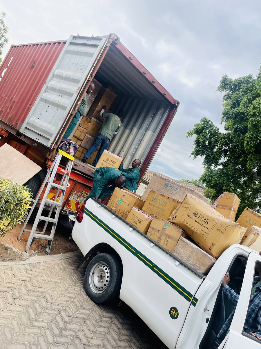 Thapsic93's tweet photo. Import from India 🇮🇳 

#Offloading 
#Shuttling
#Unpacking
#Busybee 🐝

Call or email us for your International moves 3919985 OR botswana@biddulphs.co.za https://t.co/K6ZLxR22Ji