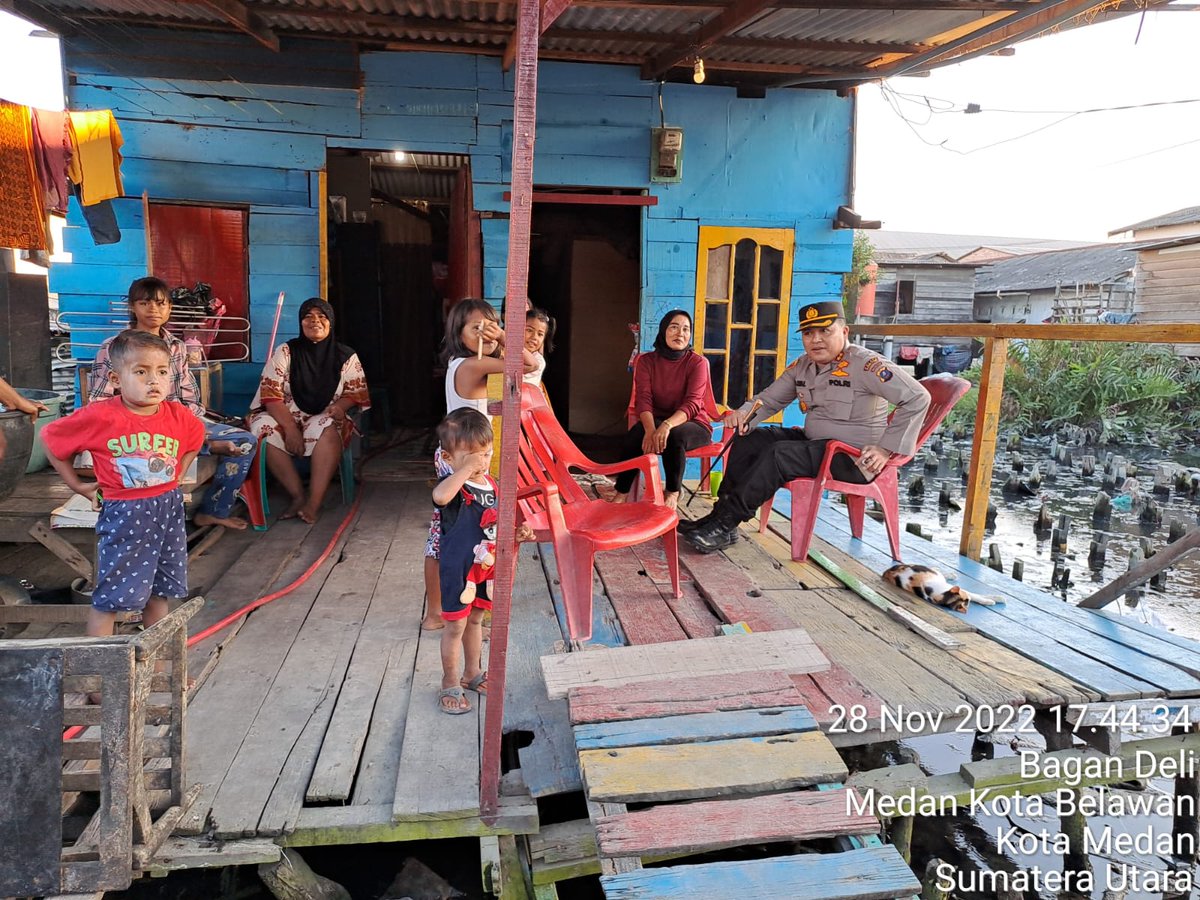 SiMeilan's tweet photo. Kapolres Pelabuhan Belawan AKBP Faisal Rahmat H.S., SIK., SH., MH., berbincang dengan warga untuk menampung aspirasi terkait kamtibmas

#polrespelabuhanbelawan
#poldasumutpresisi
#polisihumanis https://t.co/EcKM3aknoT