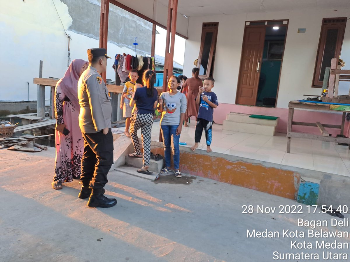 SiMeilan's tweet photo. Kapolres Pelabuhan Belawan AKBP Faisal Rahmat H.S., SIK., SH., MH., berbincang dengan warga untuk menampung aspirasi terkait kamtibmas

#polrespelabuhanbelawan
#poldasumutpresisi
#polisihumanis https://t.co/Rn7rxywUws