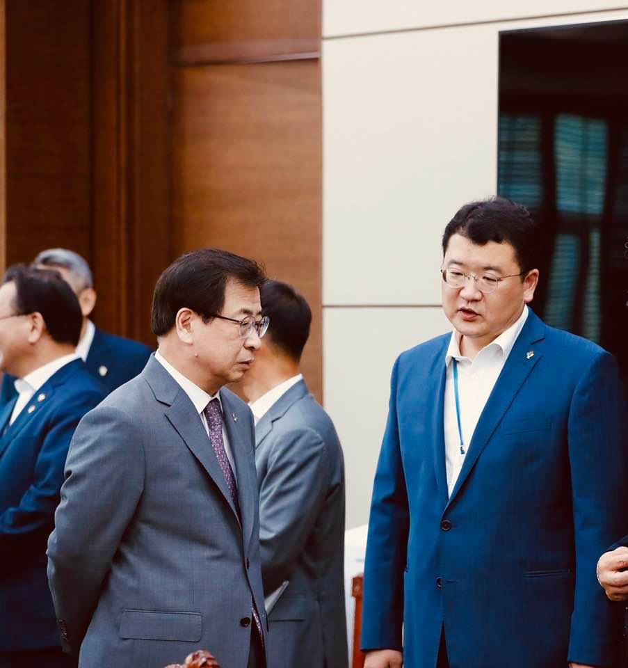 서훈 실장에게 구속영장이 청구 되었다.그는 늘 침착하고 친절하기도 하다.그가 차분히 사안에 대해 친절하게 설명을 할 때면,대학 교수를 해도 좋았을 것이라는 생각을 해보곤 했다.“우리 정부 끝나면 여행을 할거야”라고 했던 그의 미소가 맑았다.지금 그는 무슨 생각을 하고 있을까.참으로 고약하다