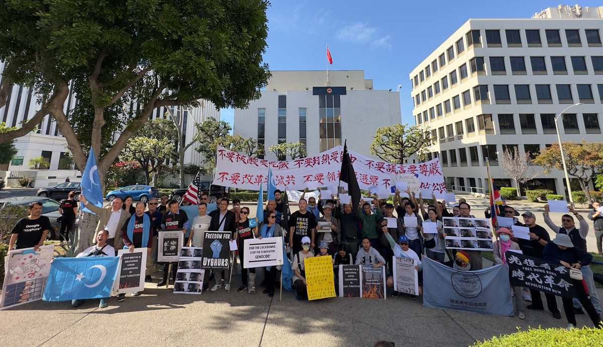 fareastyouth's tweet photo. 昨天，我們的成員在洛杉磯中領館門外，參加了維吾爾朋友主辦的烏魯木齊火災悼念集會。
我們與維吾爾人同在。
我們與東突厥斯坦同在。
我們永遠支持東突厥斯坦的獨立與自由。 https://t.co/hokPm3x73S
