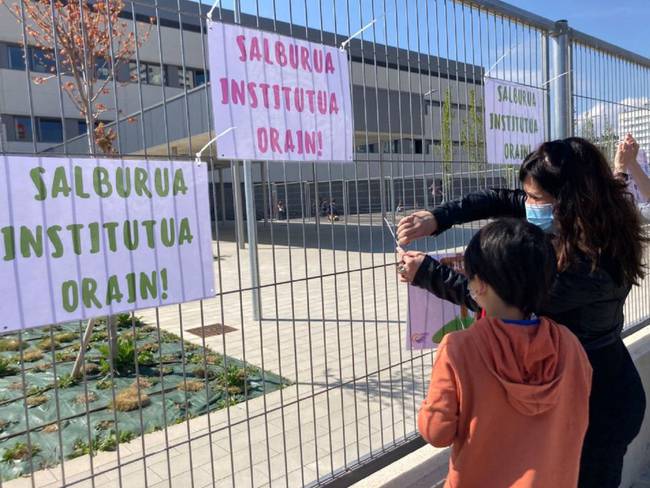 SERVitoria's tweet photo. Educación vuelve a castigar a las familias de Salburua. El Gobierno vasco se niega a que las familias del barrio puedan volver a Salburua cuando abra el nuevo instituto, denuncian desde Errekabarri.   https://t.co/Dvb30X4mPQ https://t.co/hJcscB1vz4