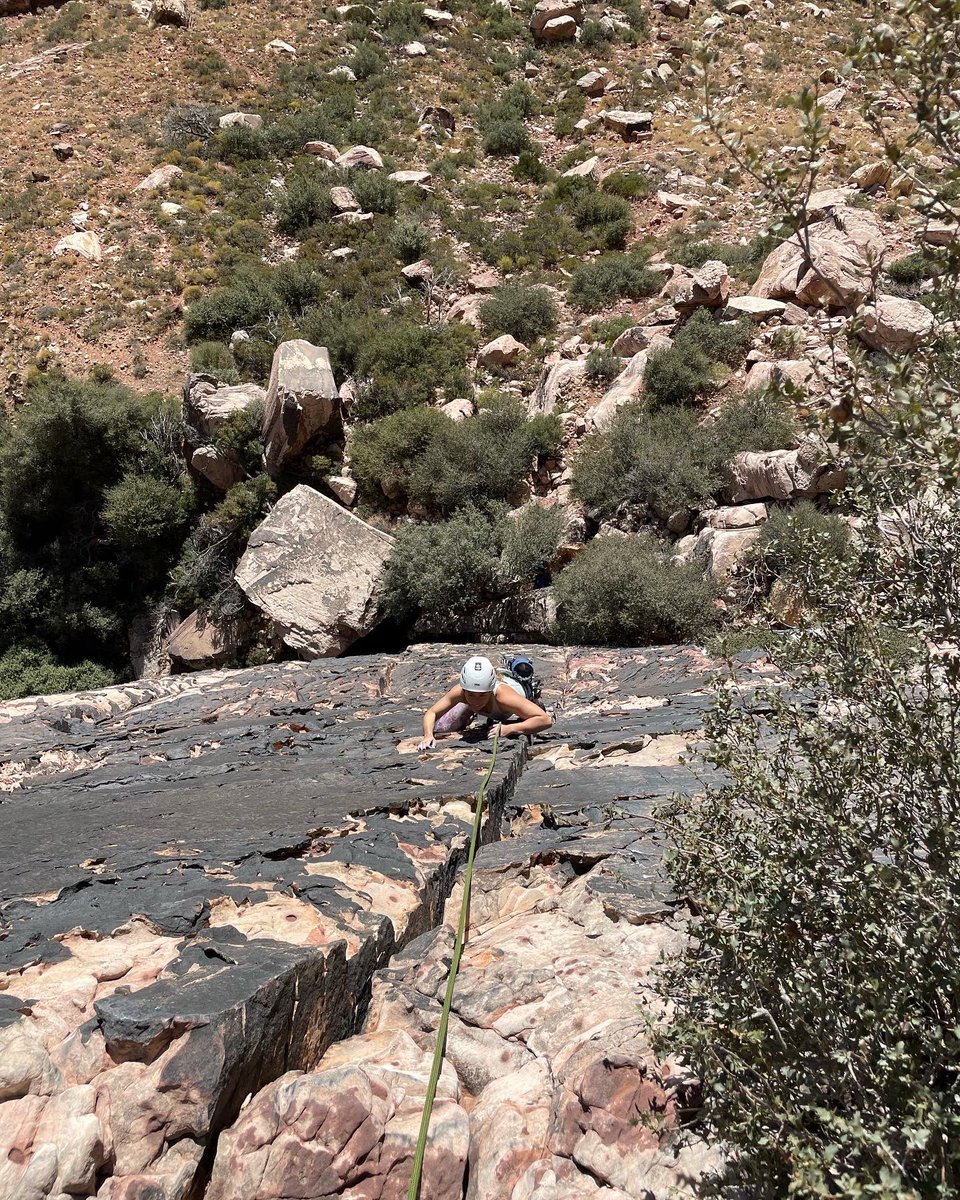 Climbing_Ryan's tweet photo. Red Rocks, NV.

MysterZ (5.7, 7 pitches) on Saturday. We linked many of the pitches hoping to move quickly, but the wind made it challenging to communicate. 
On Sunday, Birdland (5.7+, 5 pitches). Birdland had quality rock, enjoyable features and great pro. 

21-23 October 2022 https://t.co/e1MX2KLemr