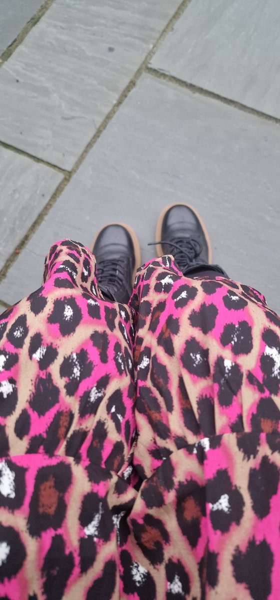_justemma__'s tweet photo. Neon leopard grunge today. #ItsNotRaining https://t.co/LowuDmWiqU
