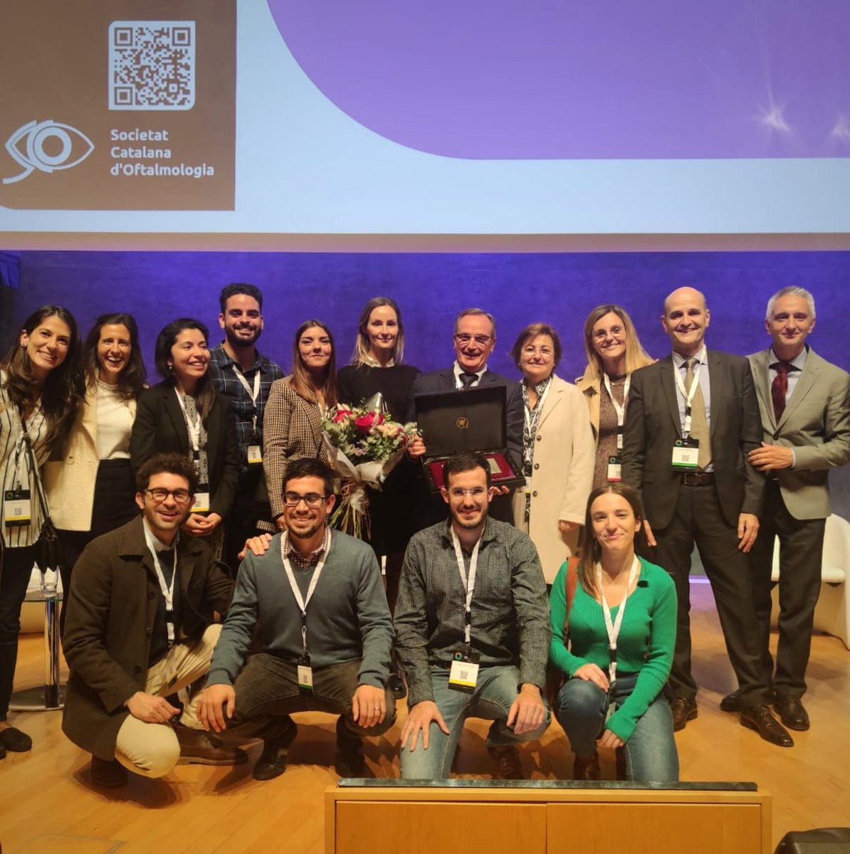 oftalmopsmar's tweet photo. @hospitaldelmar    El Dr. Daniel Vilaplana i Blanch, del servei @oftalmopsmar  rep l'insígnia d'honor de la Societat Catalana d'Oftalmologia, en reconeixement a la seva trajectòria professional. Moltes felicitats! https://t.co/mStCrYRZXk