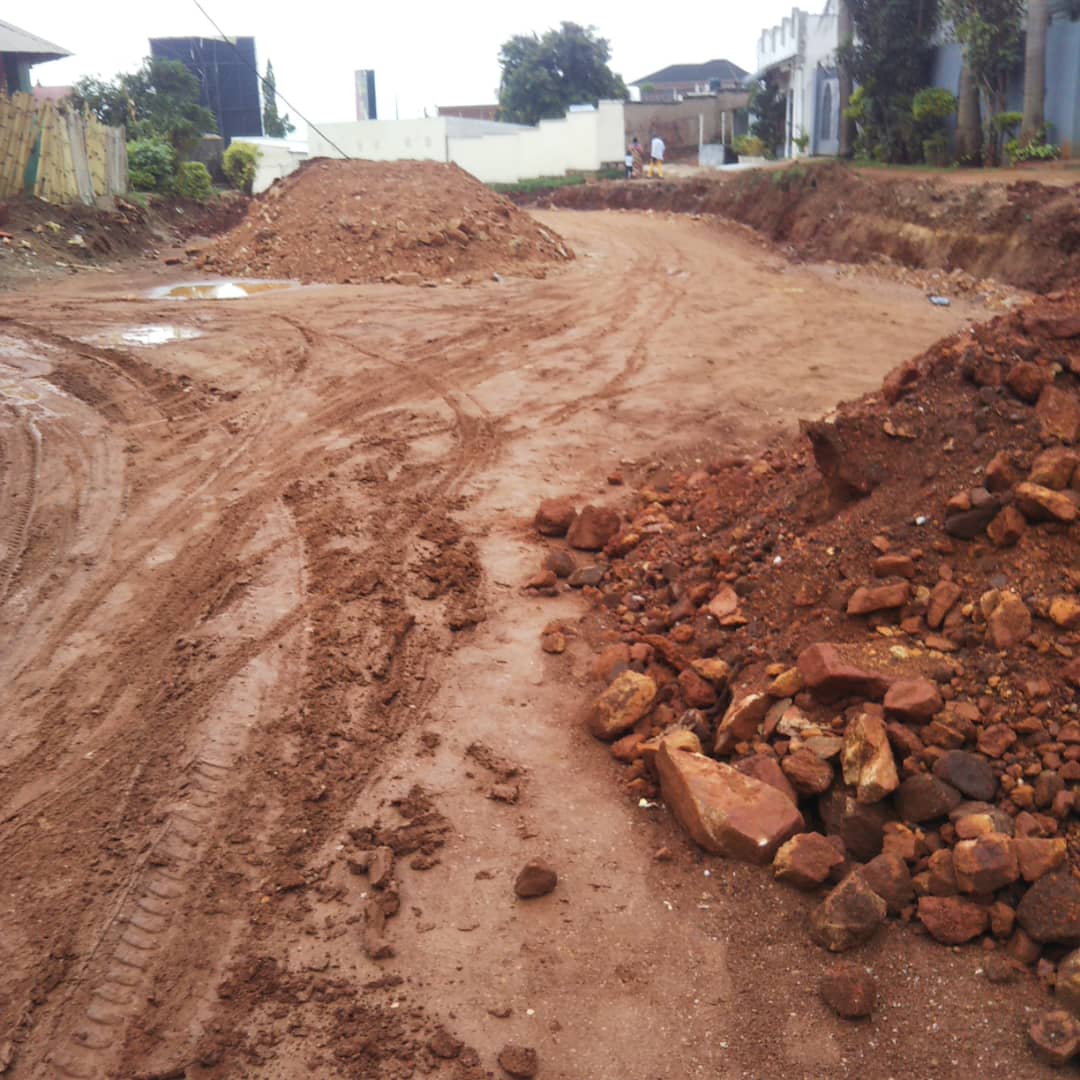 BurungaNews's tweet photo. #Burundi les habitants du Q. #Winterekwa s'inquiètent du projet de traçage de la route qui va du Rond Point"Iwabo n'Abantu" vers Mont Sion Gikungu où certaines maisons construites ds l'itinéraire seront ds l'obligation de démolition sans indamnisation @ObuhaOffice @MielsBurundi https://t.co/HcAP7NUtKk