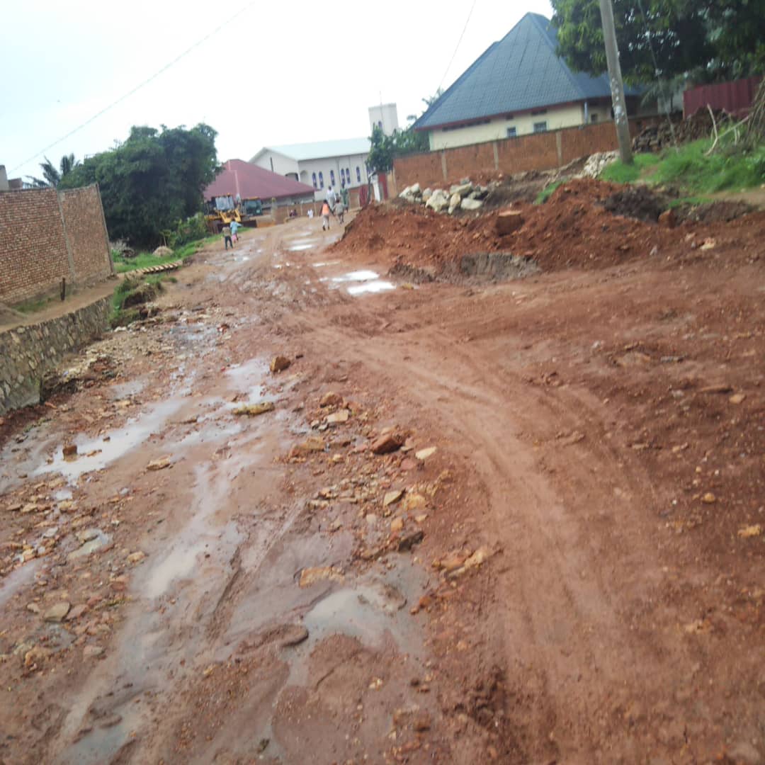 BurungaNews's tweet photo. #Burundi les habitants du Q. #Winterekwa s'inquiètent du projet de traçage de la route qui va du Rond Point"Iwabo n'Abantu" vers Mont Sion Gikungu où certaines maisons construites ds l'itinéraire seront ds l'obligation de démolition sans indamnisation @ObuhaOffice @MielsBurundi https://t.co/HcAP7NUtKk