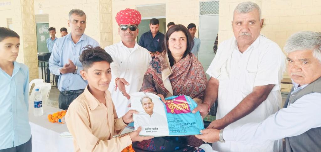 rscpcr's tweet image. मुख्यमंत्री बाल गोपाल योजना एवं मुख्यमंत्री निःशुल्क यूनिफॉर्म वितरण योजना का राज्य स्तरीय शुभारम्भ..
आयोग अध्यक्ष संगीता बेनीवाल समारोह में जोधपुर से हुई शामिल..
बच्चों को यूनिफार्म वितरण की..
@SangeetaBeniwa3 
@SangeetaGarg_ 
@shiv_naga 
@nusratajm 
@RajCMO 
@AkhilNSJaipur