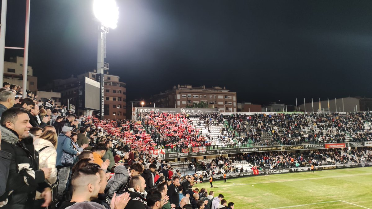 SoyAlbinegro's tweet photo. AM-BIEN-TA-ZO,gran partido de los nuestros asegurándose el liderato a 3 puntos del Eldense.Tampoco defraudó la afición del Murcia realizando un movimiento de aficionados brutal.Que no pare la fiesta!!! #cdcastellon #RealMurcia #forofos #ppo #cubigol https://t.co/1Z8UFilTiC