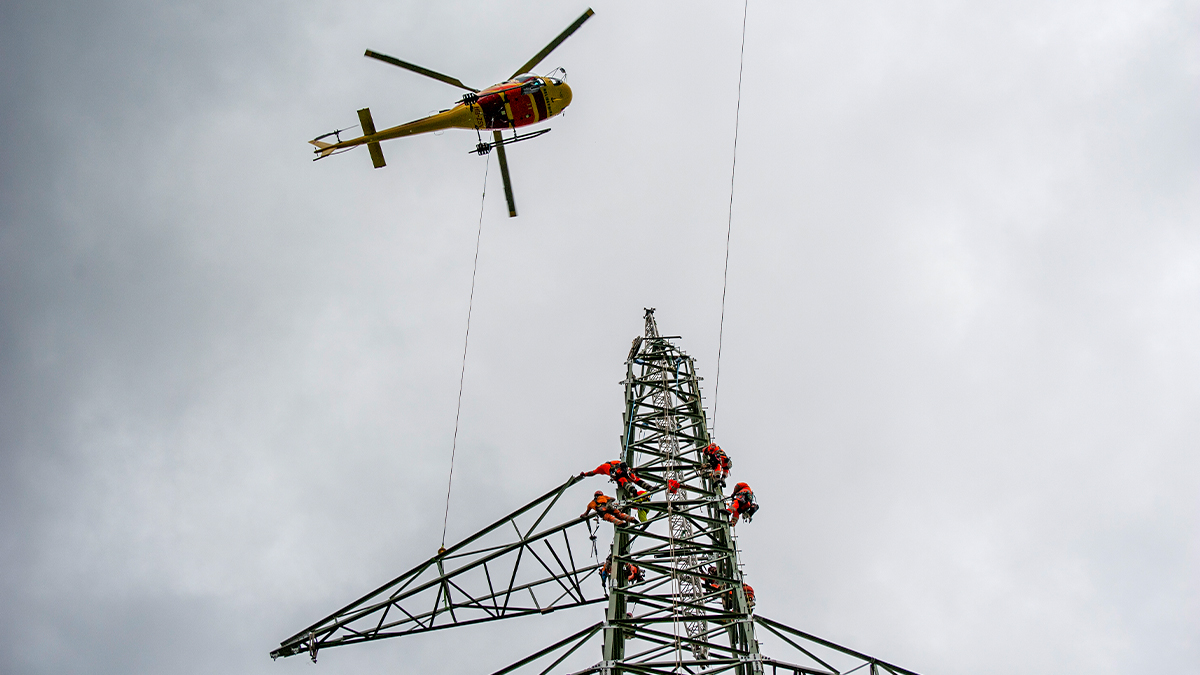swissgridag's tweet photo. Unsere Bauarbeiter erklommen beim Ausbau der Leitung Pradella – La Punt luftige Höhen. Die Masten sind über 50 Meter hoch – deshalb waren die Bauarbeiter bei den Mastarbeiten teilweise auf die Hilfe eines Helikopters angewiesen. #swissgrid #Pradella #LaPunt #engadin #netzprojekt https://t.co/R63K3HWYCr