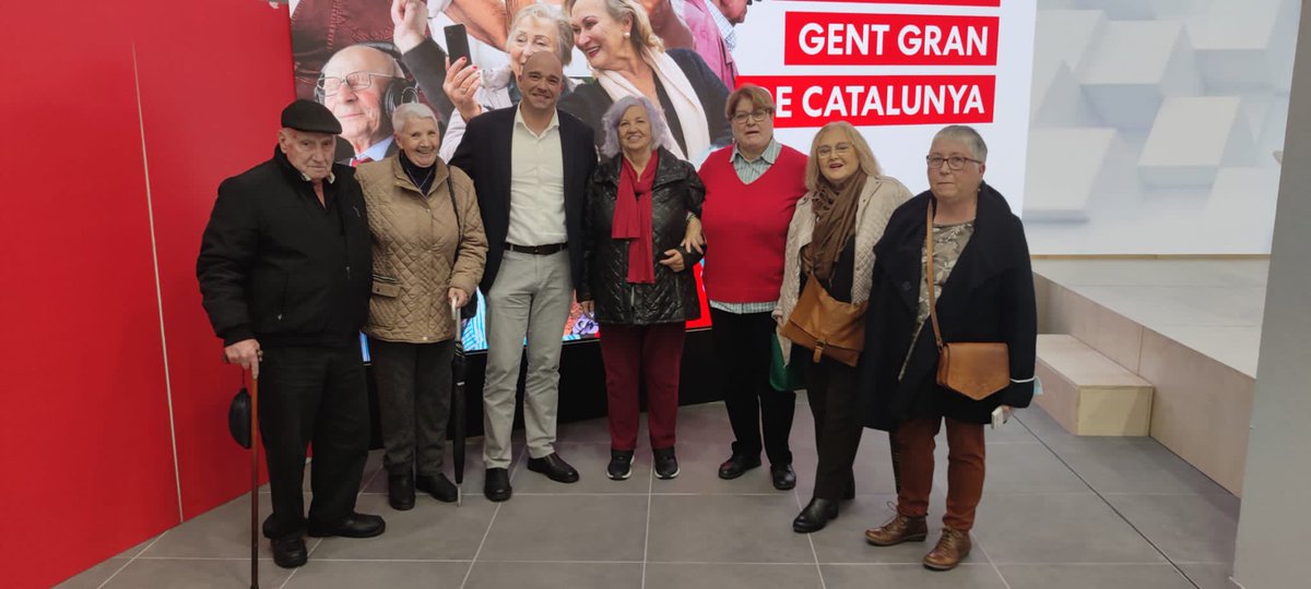 Ahir alguns companys del grup de gent gran del PSC Sabadell no van voler faltar a la presentació de la proposta de #LleiDeLaGentGran impulsada pels <a href="/socialistes_cat/">Socialistes PSC/❤</a>. Els va acompanyar la regidora <a href="/soniasada/">Sònia Sada</a> 🌹

❤️ Estimem la #GentGran. Lluitem per acabar amb la bretxa digital.